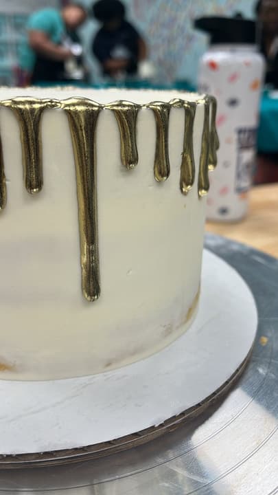 Cake level 1 : Metallic Drip Cake